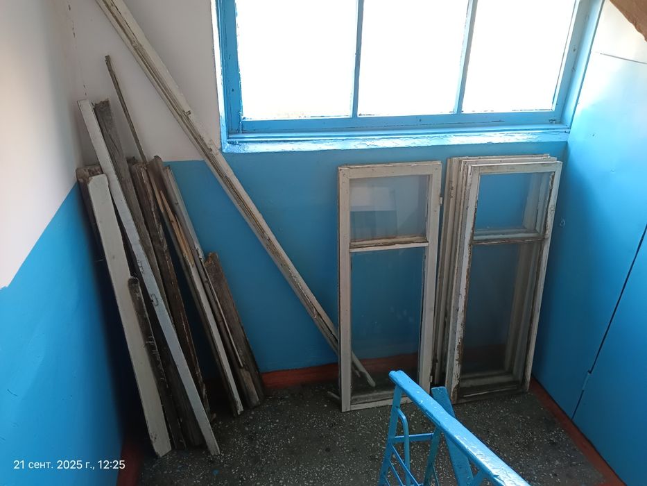 отдам рамы со стеклами балконные