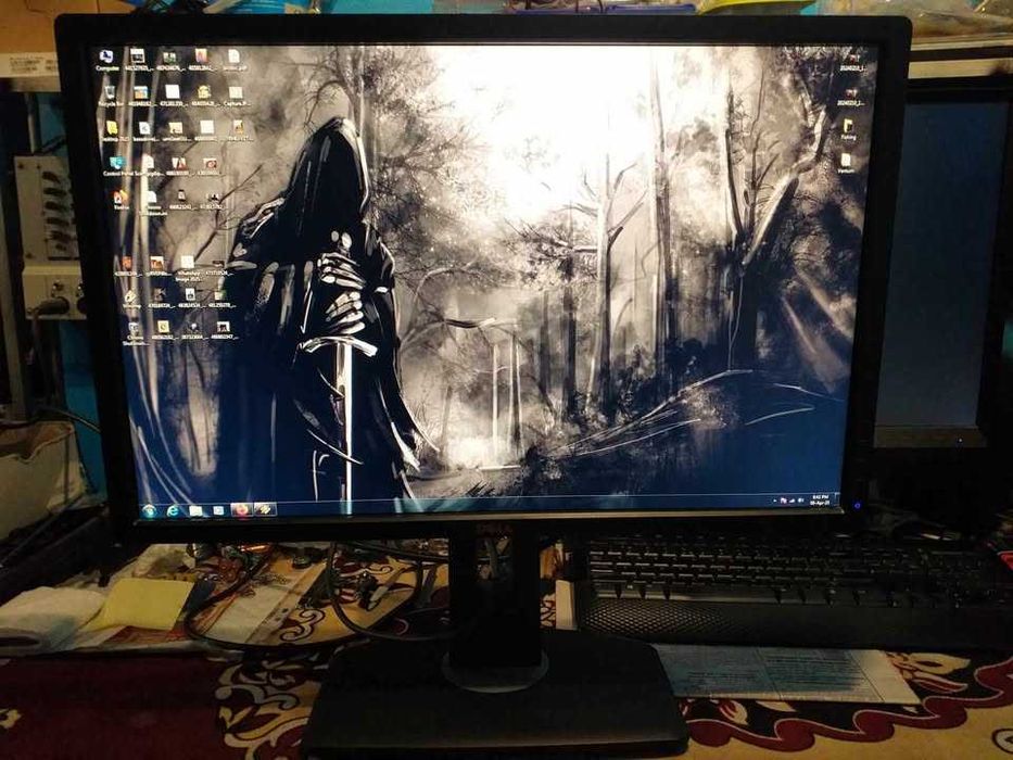 Monitor calculator Dell 24 inchi.