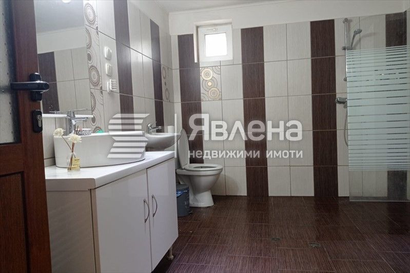 Производствено хале с жилищна част в Крумово