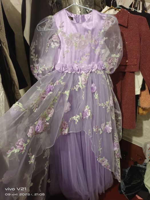 Продаю нарядное платье на девочку 7-9 лет