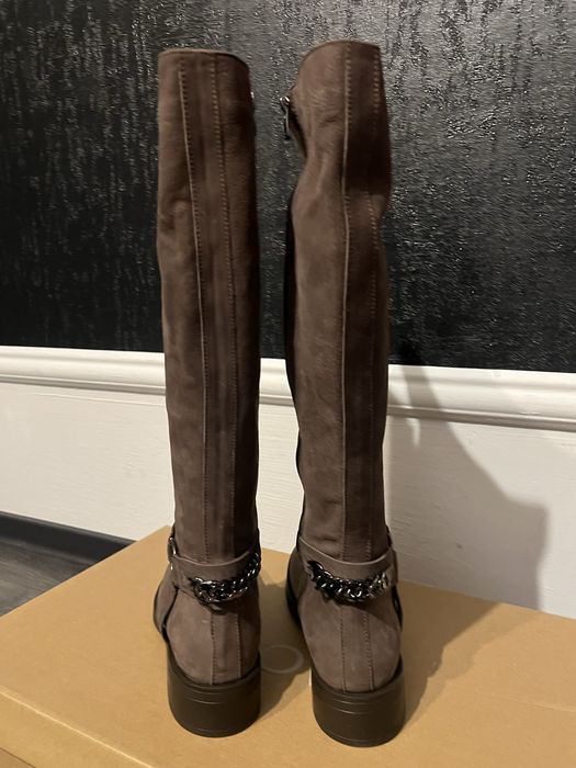 Cizme noi , doar probate .