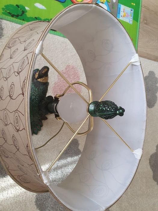 Красива декоративна нощна лампа с крушка и копче. Десен и паун.