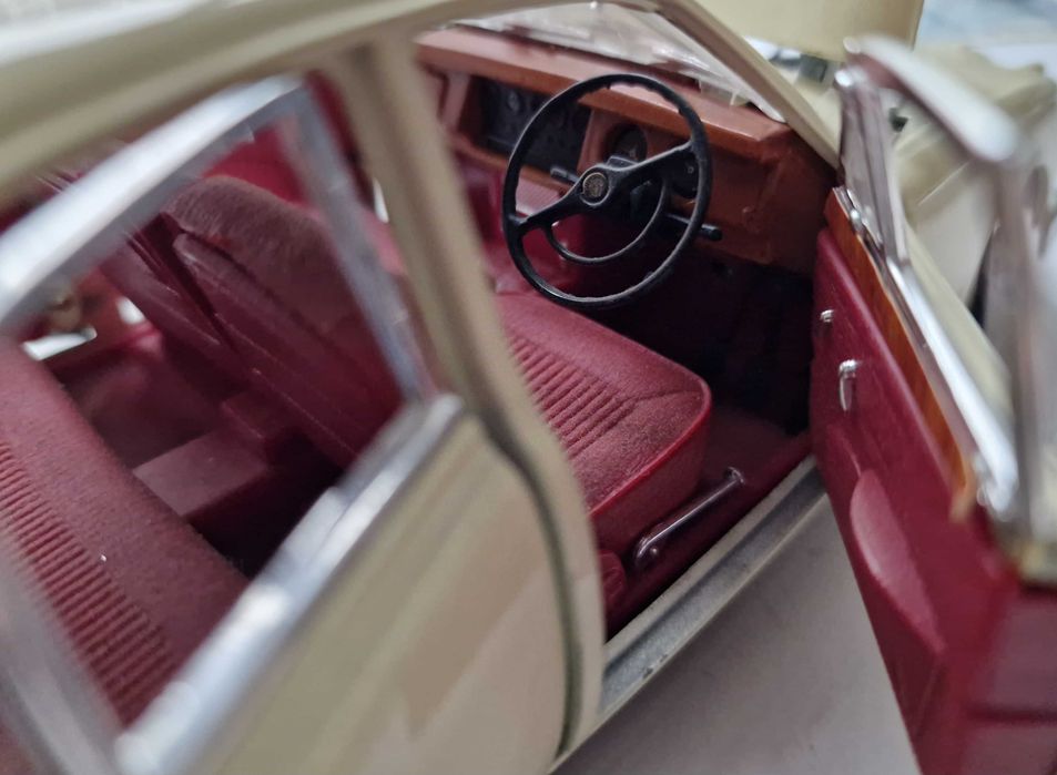 Macheta auto Jaguar Mark II fildeșului si rosu 1959 Maisto 1:18