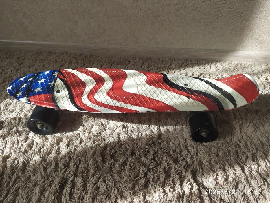 Скейт практически новый. На улице не использовался.