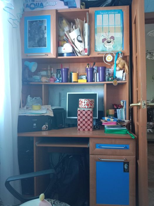 Высокий до потолка шкаф с рабочим столом