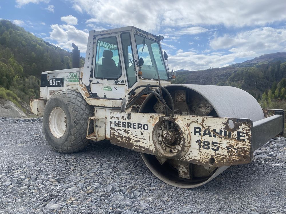 Închiriez cilindru compactor terasiere 18,5 tone