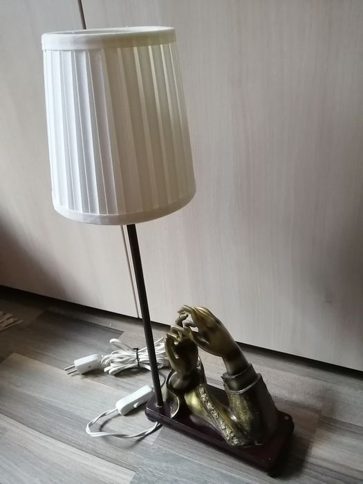 Lampă cu model decorativ mâini