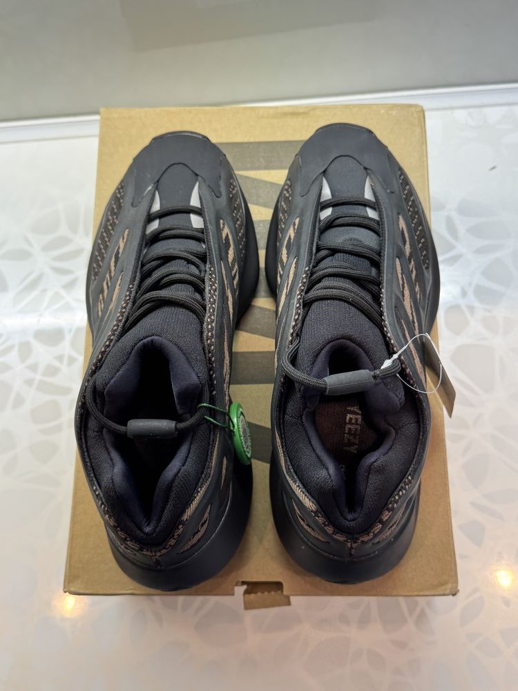 adidas Yeezy 700 V3 Clay Brown Обувки 42 Размер + Кутия