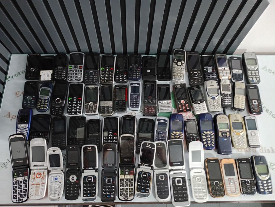 Lot 60 telefoane
