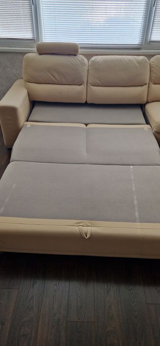 Ъглов диван със спален механизъм.