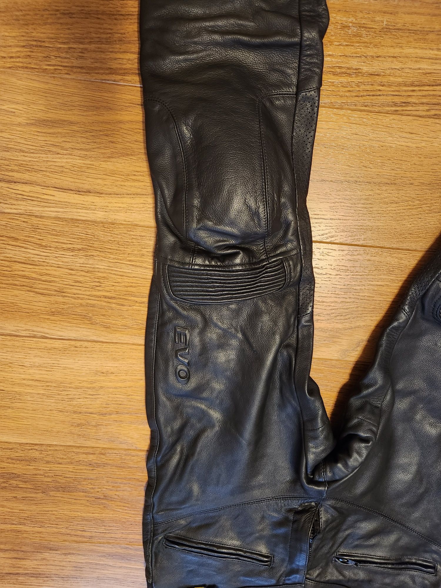 Pantaloni si geaca moto piele cu protectii genunchi si coapse