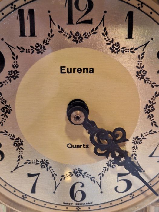 Настолен кварцов часовник Eurena