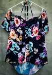 Bluza off‑shoulder neagră cu imprimeu floral multicolor