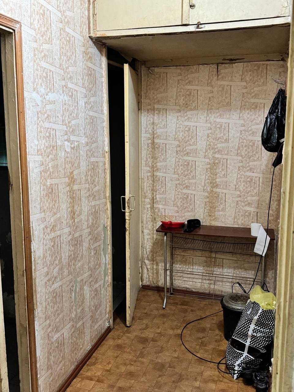 Первый этаж Юнус Абад 4, 220 школа,  1 комнатная,  ремонта нет
