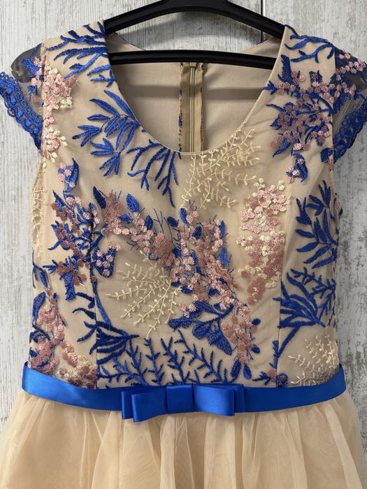 Рокля с тюл в бежаво и синьо