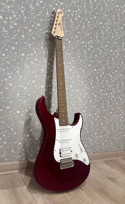 Yamaha pacifika 012