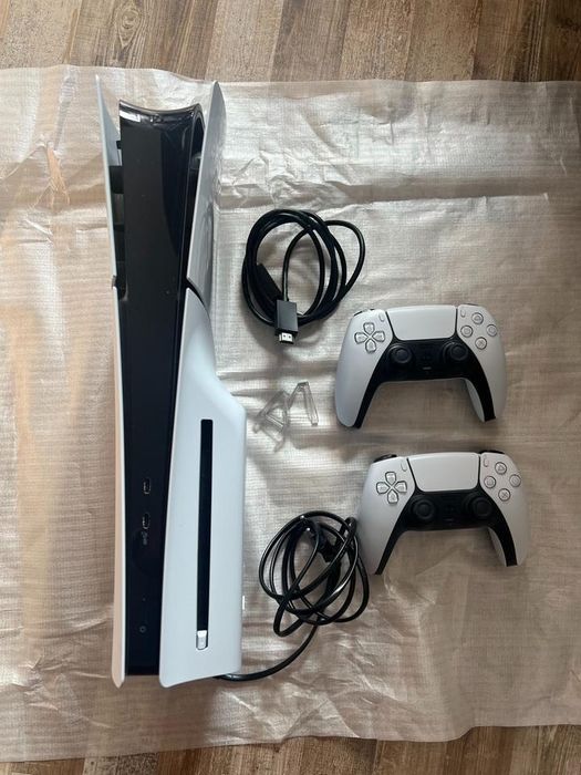 Playstation 5 cu disc și 2 manete ( garanție Emag )