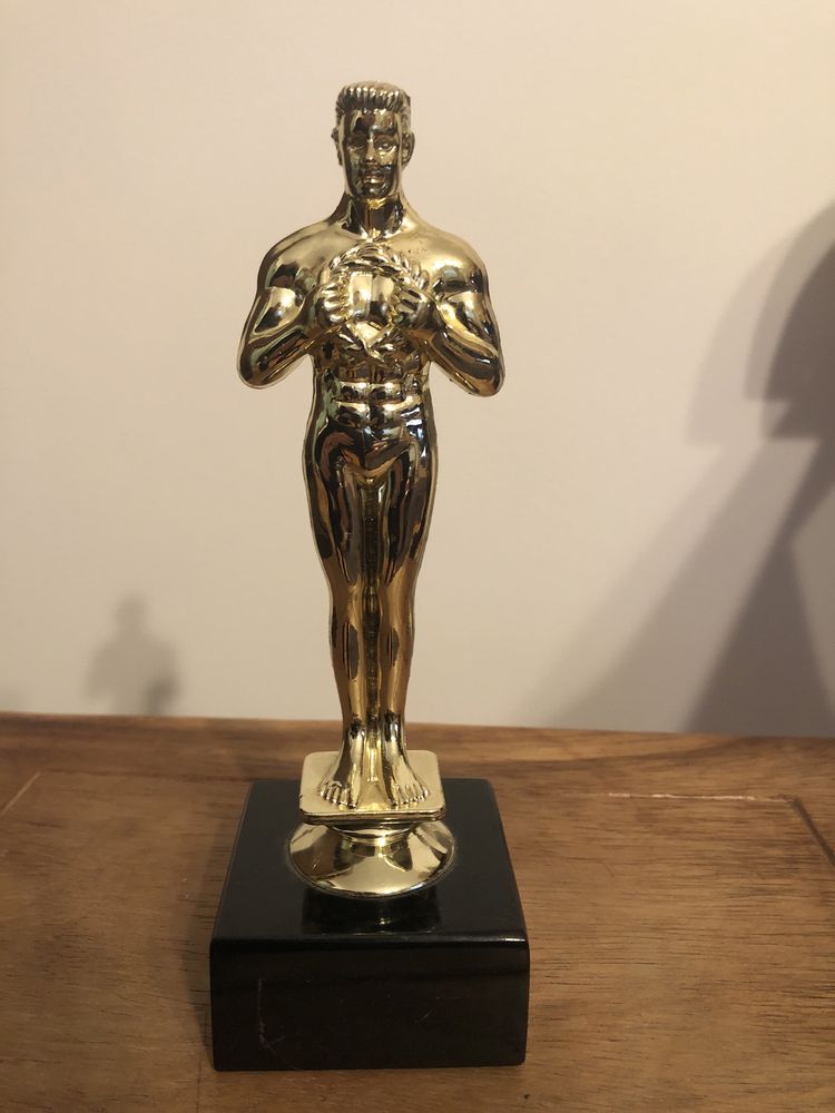 Premiul Oscar ,staueta pe soclu din marmura