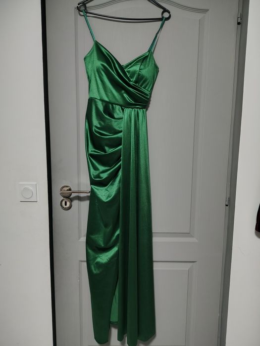 Rochie eleganta cu trena pe o parte și șliț pe picior