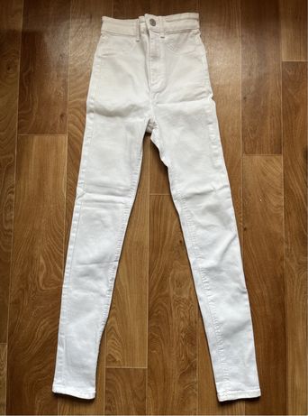 Белые джинсы скинни