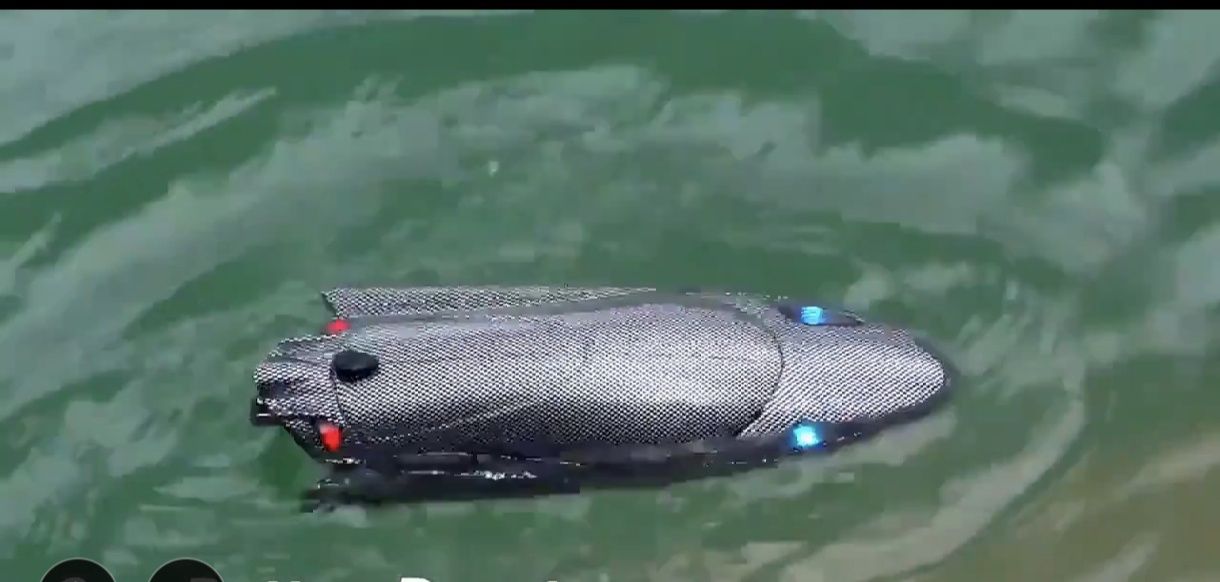 Barcă cu Turbojet RC – Design Futurist Carbon, LED-uri Albastre