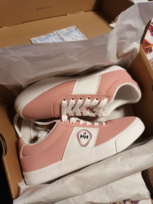 Продавам дамски маратонки Helly Henson размер36