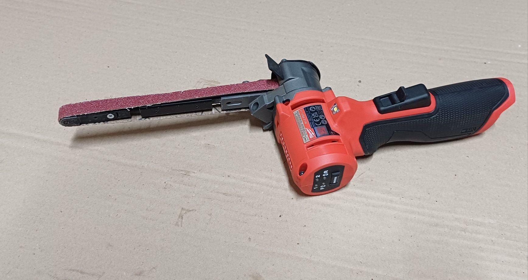 Milwaukee slefuitor m12