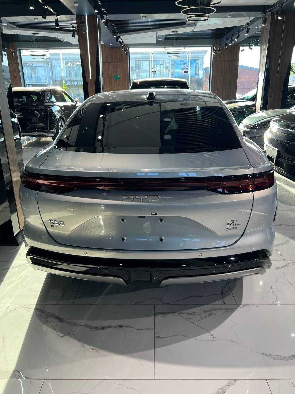 BYD Han L 1-pozitsiya 1 yil kafolat bilan SOTUVDA Tayyor