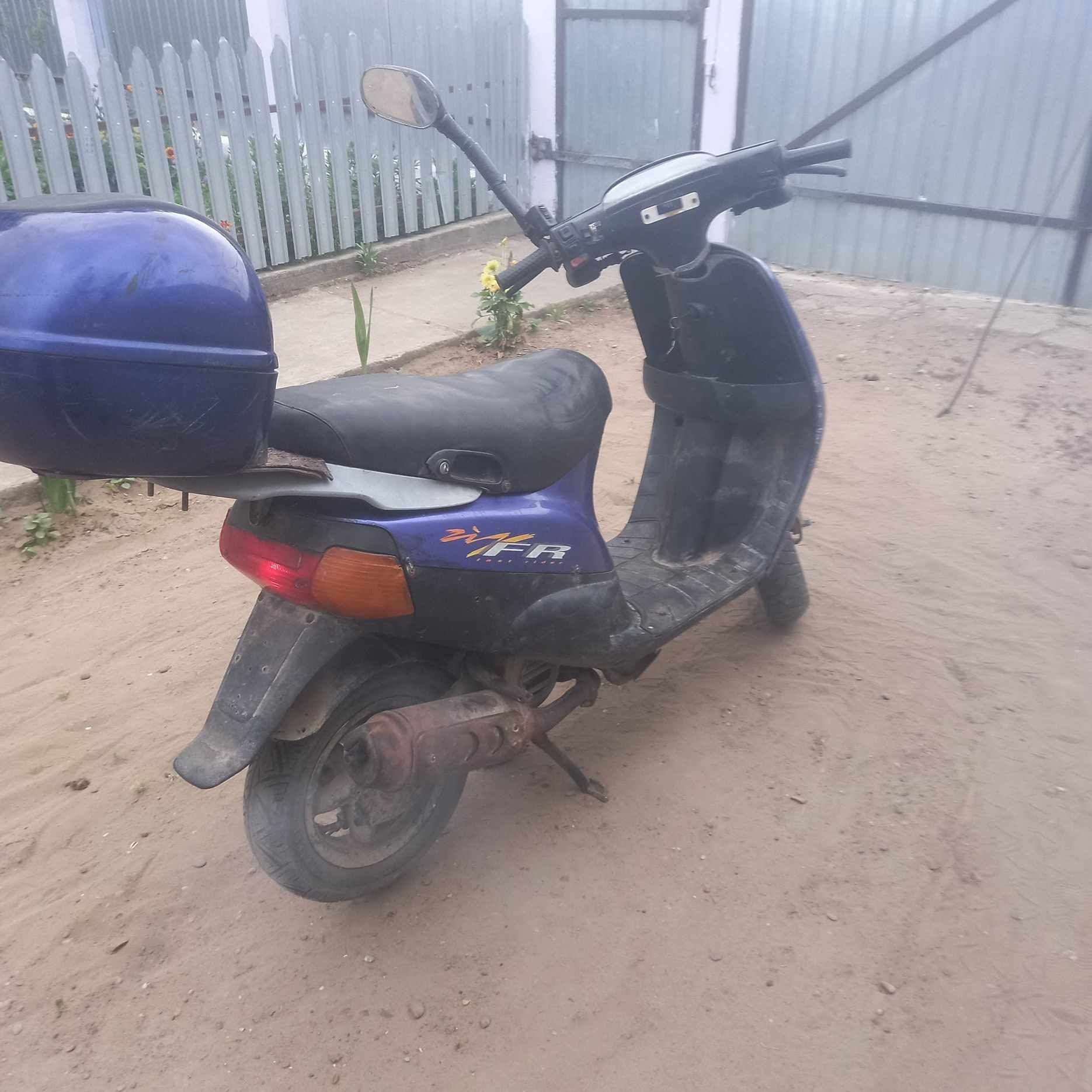 Vând Piaggio Zip