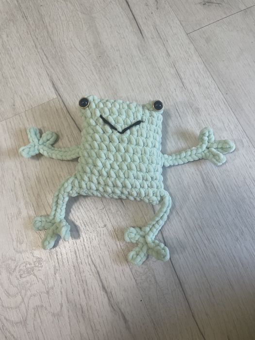 Ръчно изработена плетена играчка Жабка