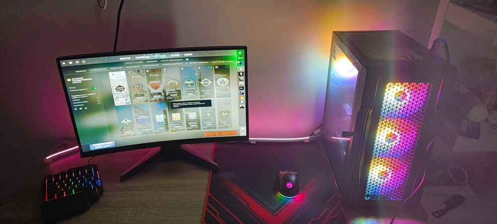 Геймърски компютър с монитор