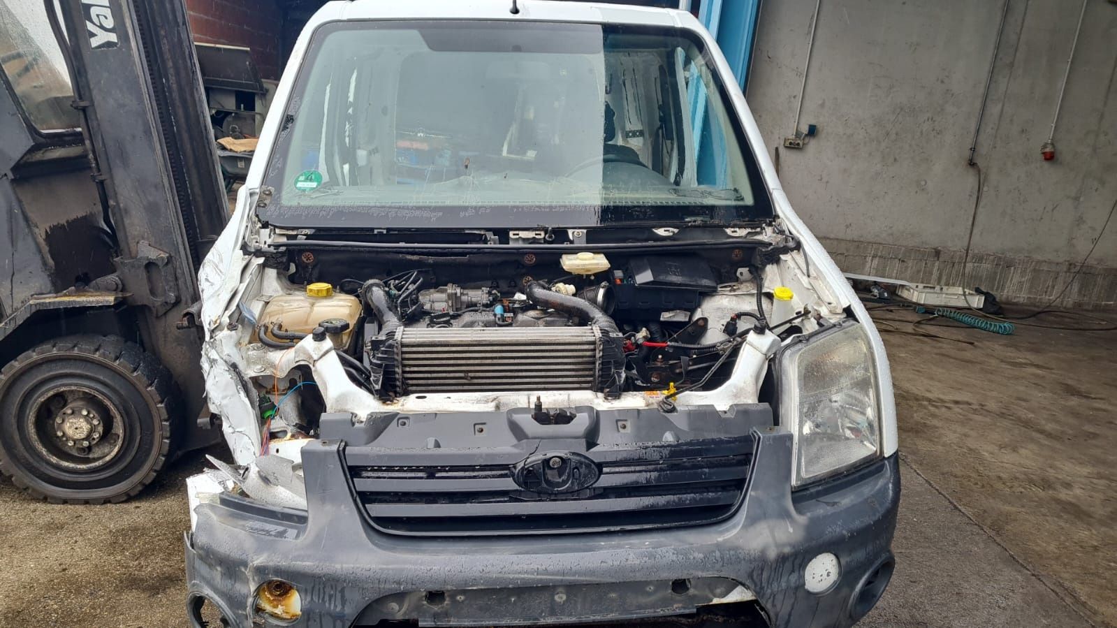 Dezmembrez Ford Transit Connect 1.8 TDCI / diesel 2010