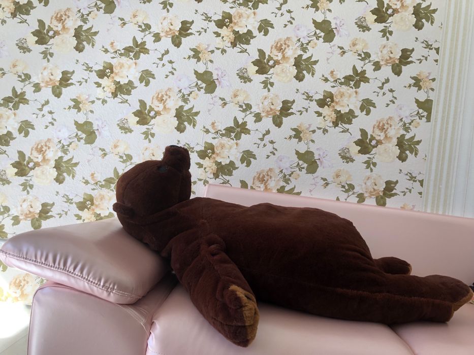 Большой плюшевый медведь