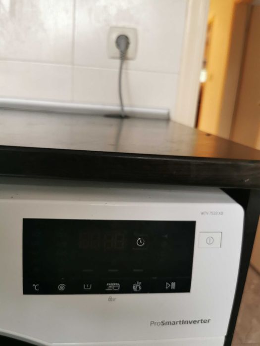 Комплект кухненски шкафове + пералня Beko + хладилник Liebherr