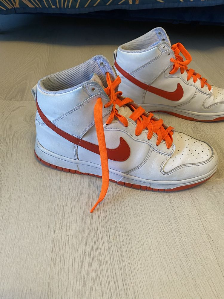 Nike Dunk High, cu șireturi portocalii incluse