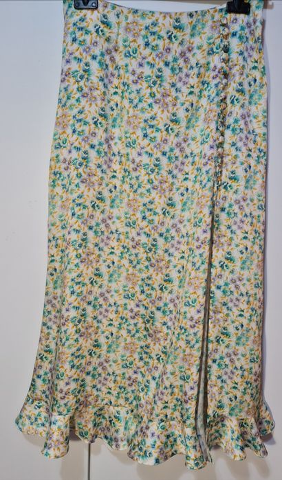 Fusta midi Zara inflorata
10. Fusta midi Zara înflorată cu șliț pe pic