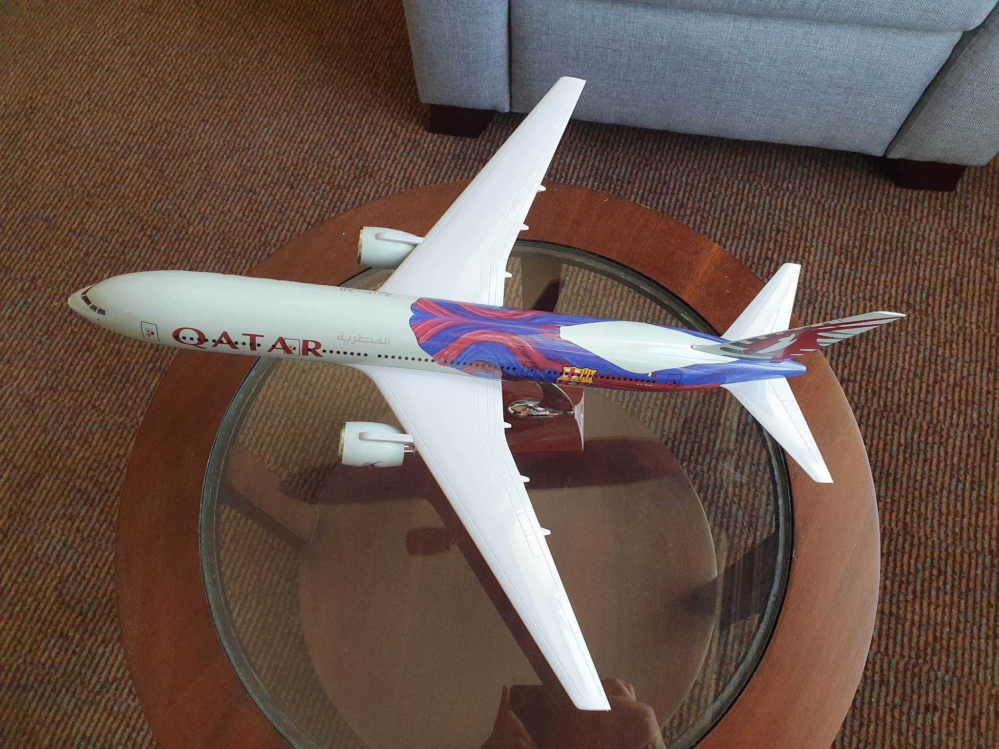 Macheta uriașă de avion Qatar Airways Barcelona | Perfect pt Cadou