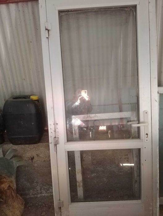 Vând ușă și geamuri