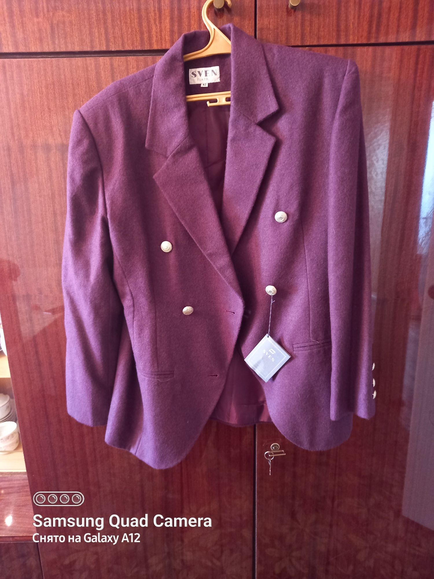 Продам пиджак женский,размер 42 бордовый цвет