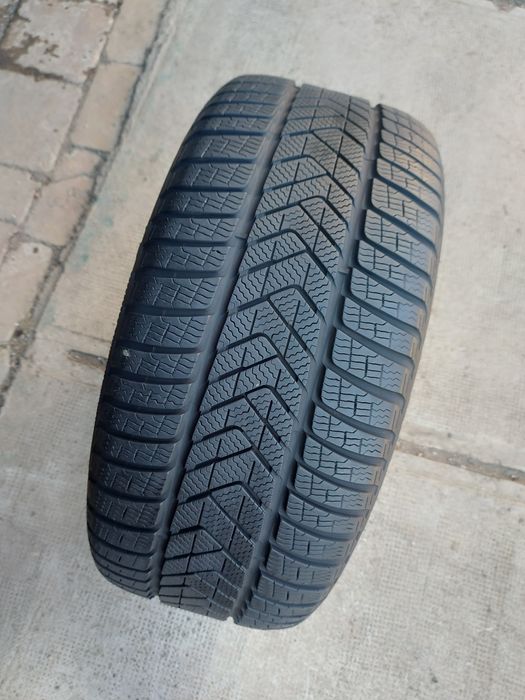 O bucată 275/255 40 R18 M+S iarnă - una Pirelli
