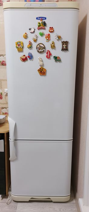 Продам холодильник Бирюса в подарок газплита