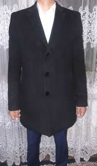 Мужское черное пальто от Venzani