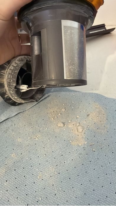 Curățare profesională aspiratoare Dyson – până la motor