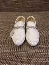 Papuci / teniși albi dama noi
