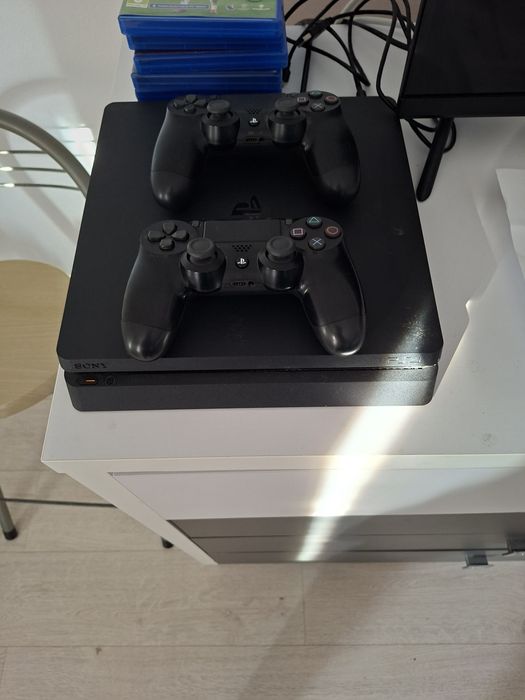 Vând PS 4 slim cu doua jocuri
