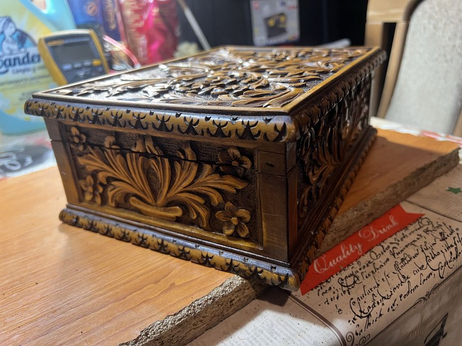 Cutie bijuterii din lemn de nuc decorativa anul 1960