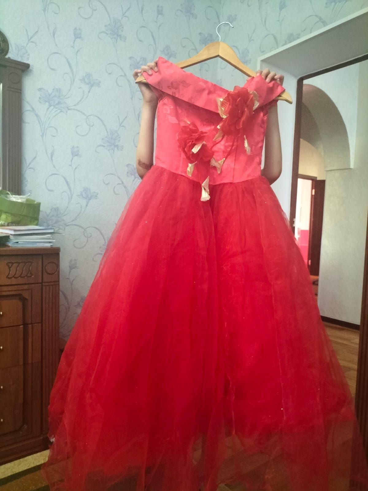 Продаю красное бальное платье на девочку 6-8 класс