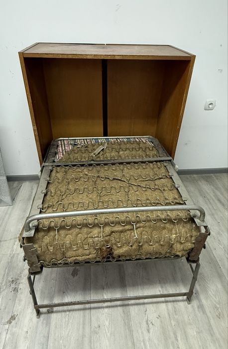 Разтегателно единично легло в шкаф