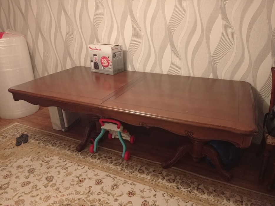 Стол + 8 стульев.