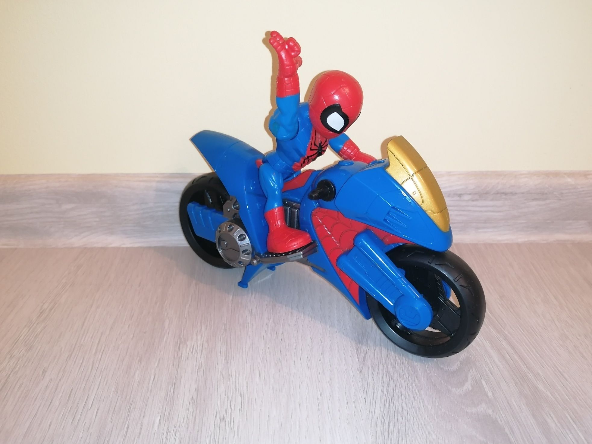 Super eroi playskool marvel /hulk, spiderman, iron, pantera